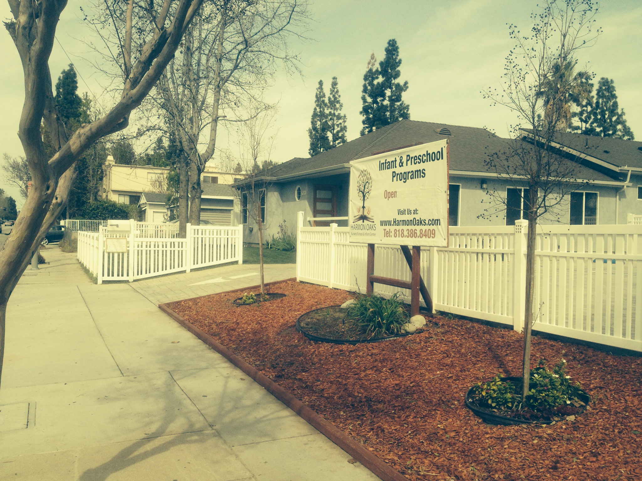 Closed-Alternate-Picket-vinyl-Fence-with-lights