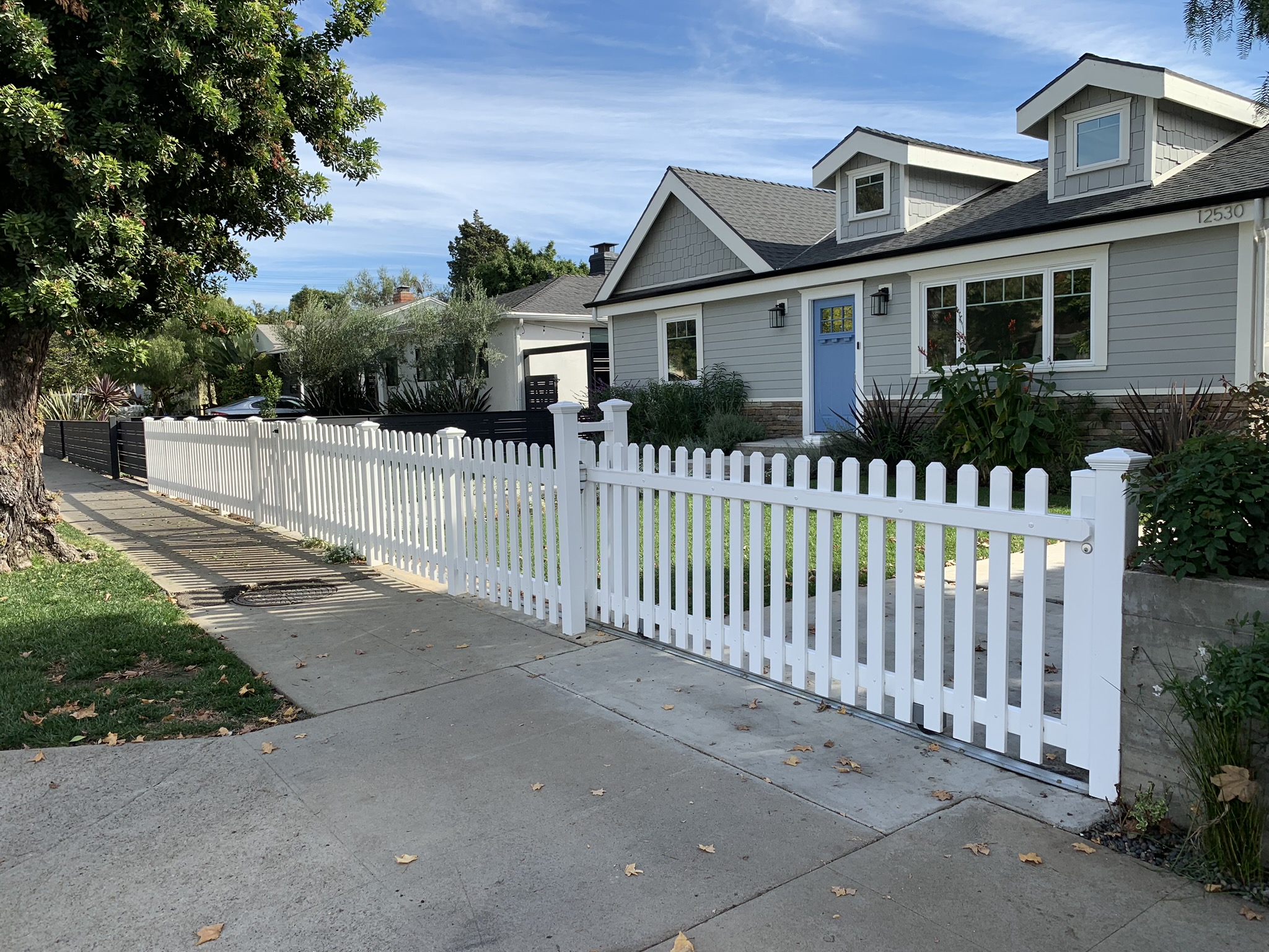 Straight-Dog-Ear-Picket-white-Vinyl-Fence-with-rolling-gate