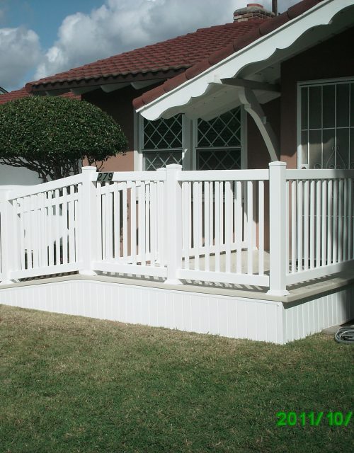 Tan-Vinyl-Porch-With-Ramp-White-Picket-Railing-500x640