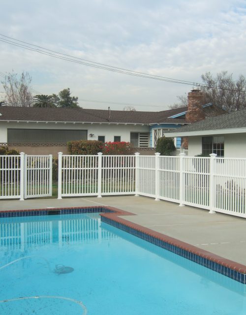 White-Closed-Picket-pool-style-vinyl-Fence-500x640