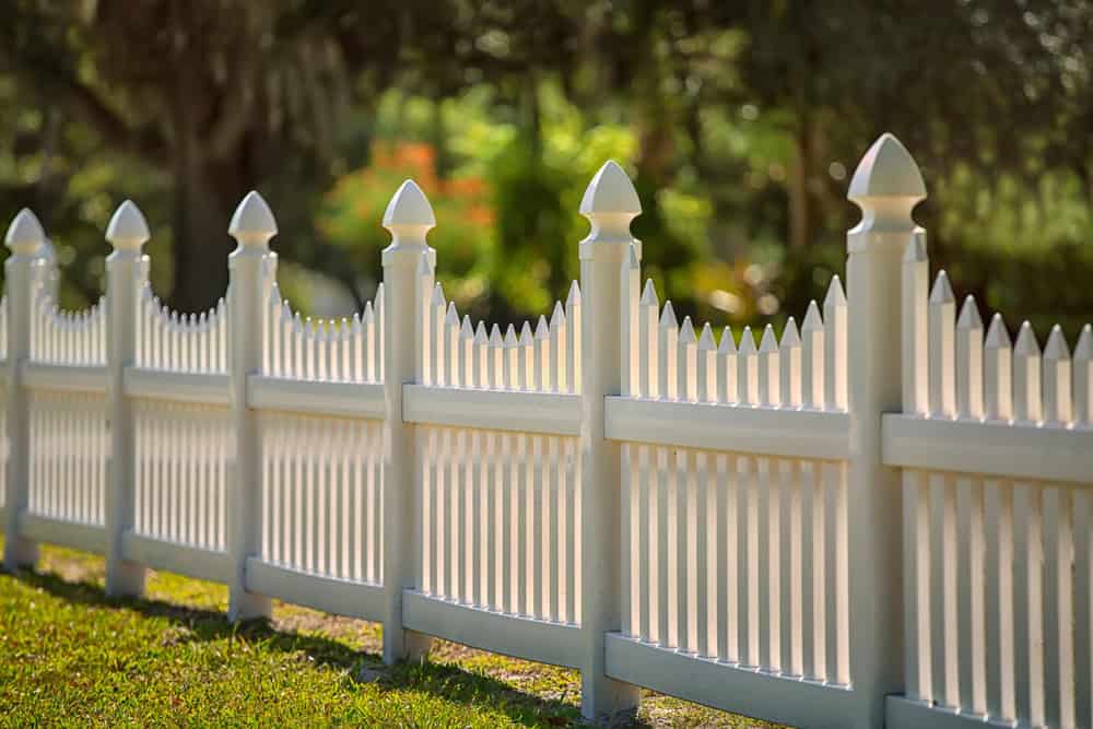 White,Scalloped,Vinyl,Picket,Fence