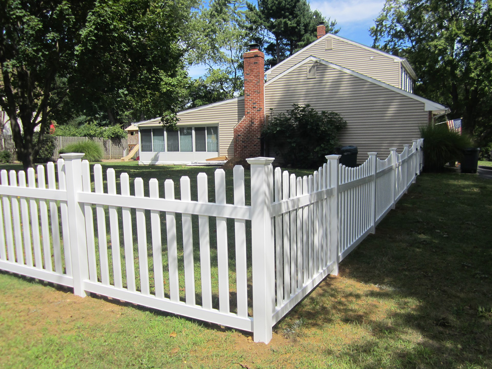 Integrous-white-vinyl-concaved-picket-fence-with-post-caps