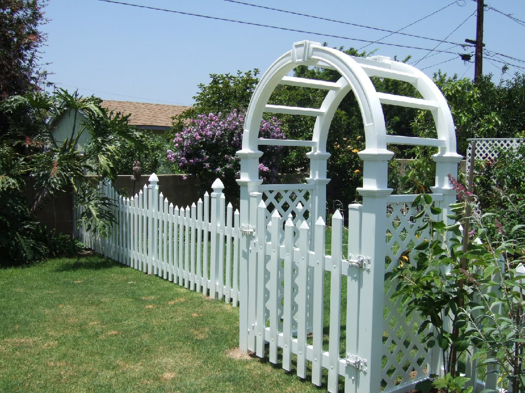 Picket Vinyl Gates (4)