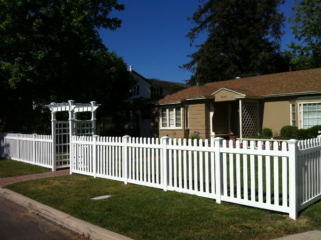 VInyl Stright Picket Fencing with Arbor