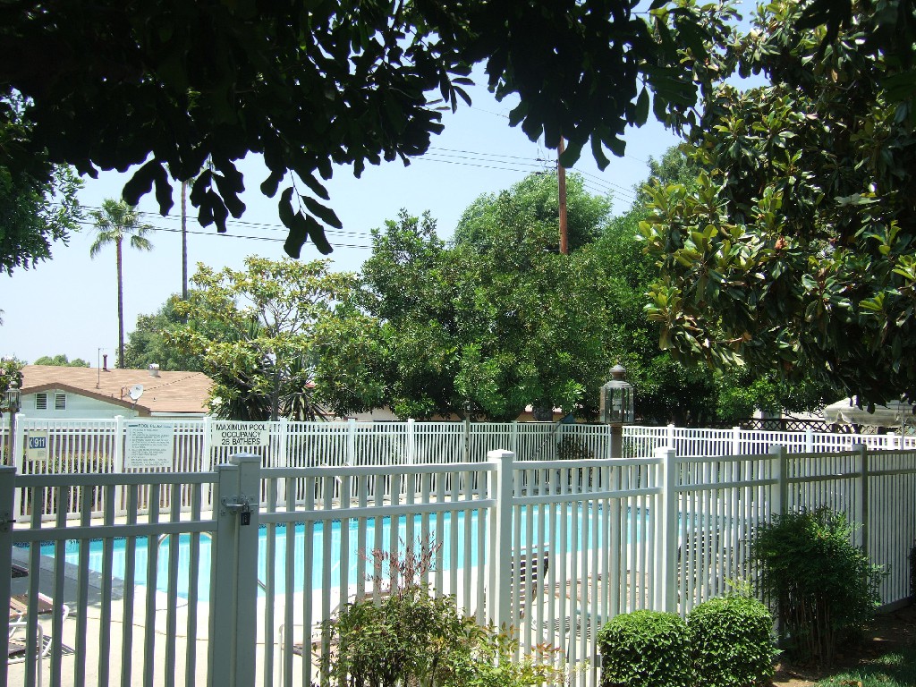 vinyl pool fence